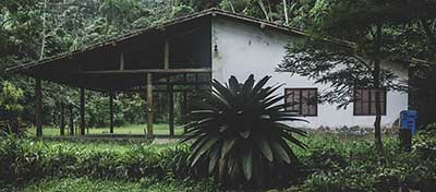 Utility shelter building near the trailhead of Trilha Cartao Postal.